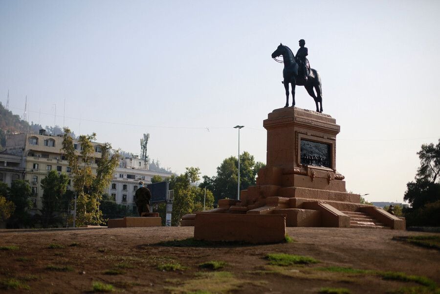 Estatua de Baquedano amaneció totalmente restaurada tras incendio