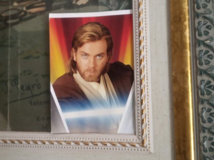 Abuelita española le reza a Obi-Wan Kenobi jurando que es un santo