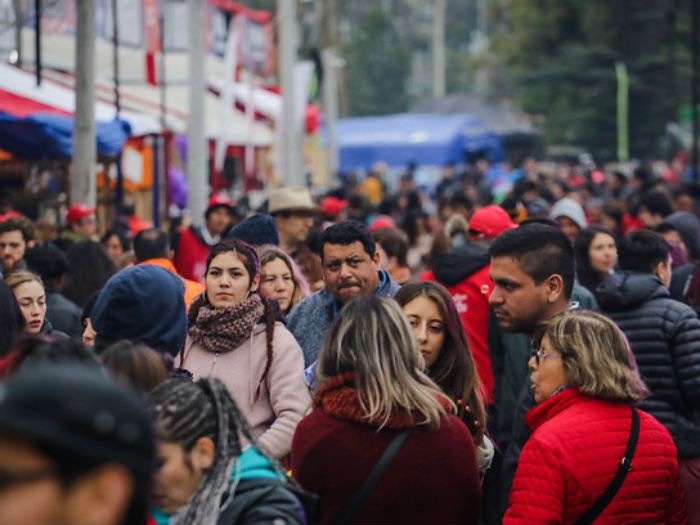 Más mujeres que hombres: INE establece que en Chile hay 18.751.405 personas