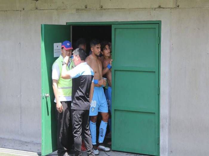 Hinchas de Colo Colo obligan suspensión de duelo entre Iquique y La Calera