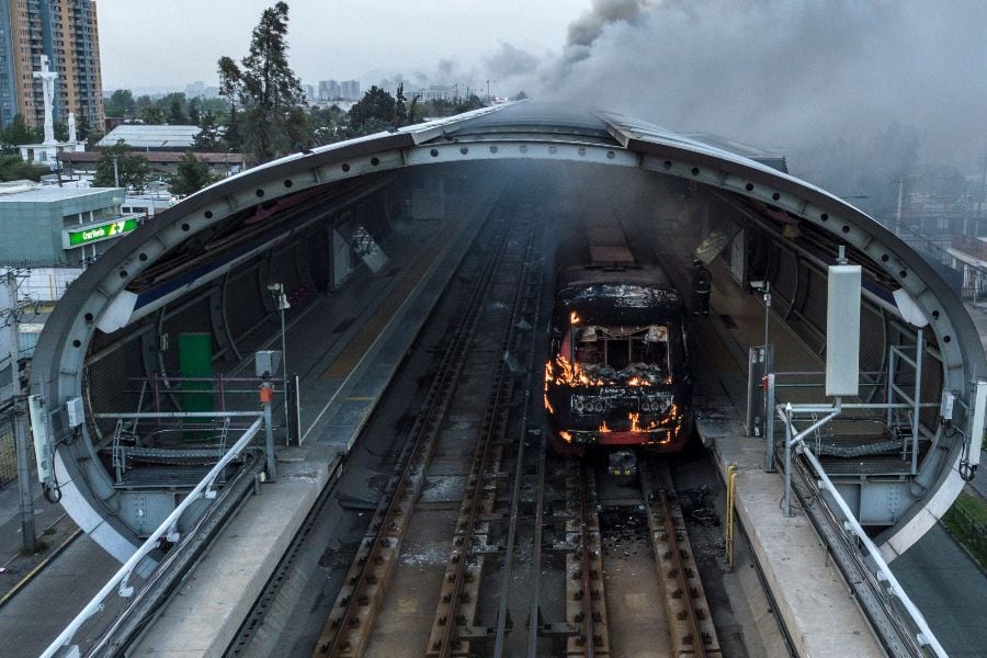 Condenan a menor por incendio en estación Pedrero durante el estallido social