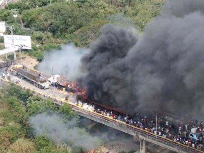 Queman camiones de ayuda humanitaria en frontera de Venezuela con Colombia