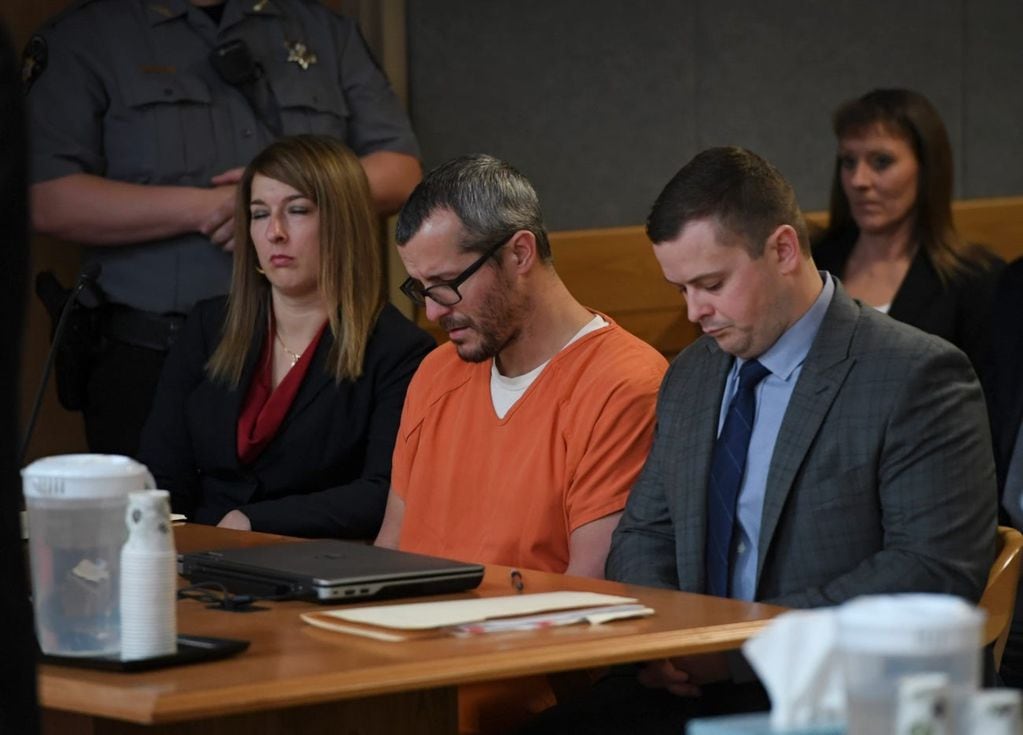 El horrible caso de Chris Watts, el criminal que asesinó a su esposa embarazada y a sus hijas para quedarse con su amante. Foto: Chris Watts (en el medio) durante el juicio.