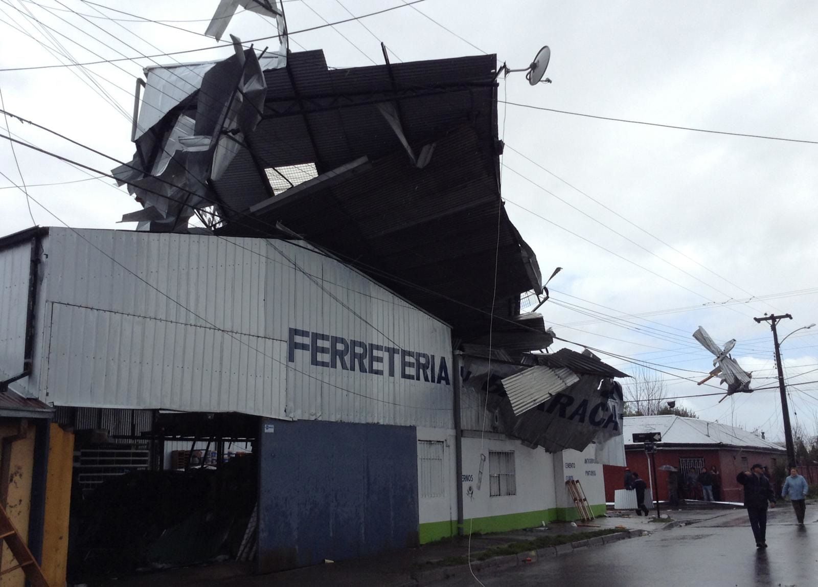 Bajan a 2 mil las casas sin electricidad en Los Ángeles tras paso del tornado