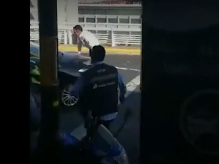 Graban brutal atropello de taxista a colega durante protesta en aeropuerto