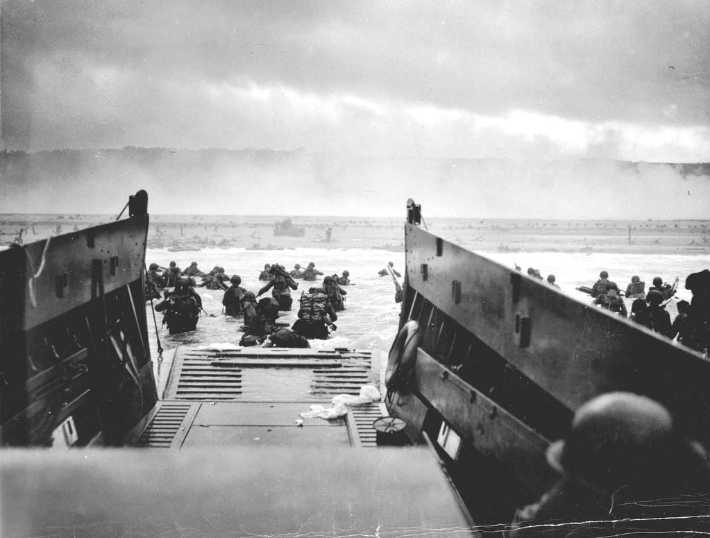 Las impactantes cifras que dejó el Día D: así fue el Desembarco de Normandía. Foto: tropas estadounidenses desembarcan desde una lancha de de la Guardia Costera en Omaha, en del Día D cerca de Vierville sur Mer, Francia, el 6 de junio de 1944.