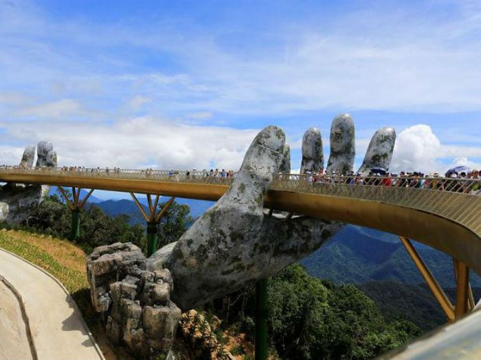 [Video] Construyen alucinante "Puente de Oro" sostenido por dos manos de piedra