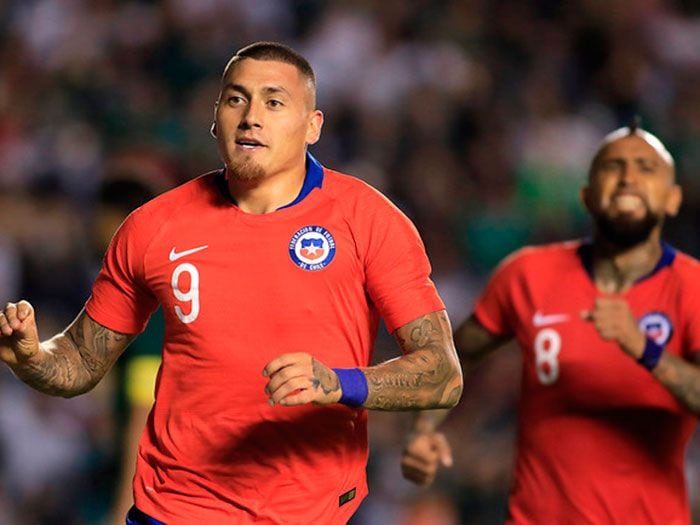 Trolleo cruzado de Gary Medel y Maripan a posteo solidario de Nico Castillo