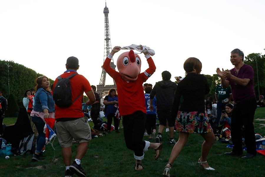 Banderazo chileno prendió a París