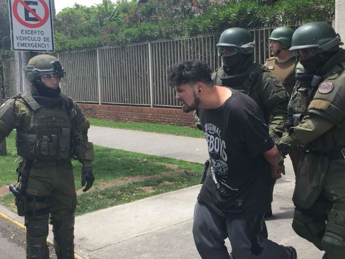 Detienen a joven que se parapetó en edificio de Santiago tras disparar desde cuarto piso