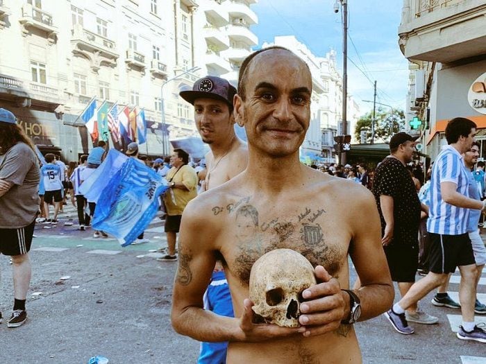 La insólita historia del hincha que festejó con un cráneo el campeonato de Racing