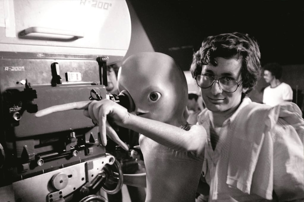 Steven Spielberg previamente dirigió clásicos que incluyen OVNIS como ET y Encuentros Cercanos del Tercer Tipo, entre muchos otros.