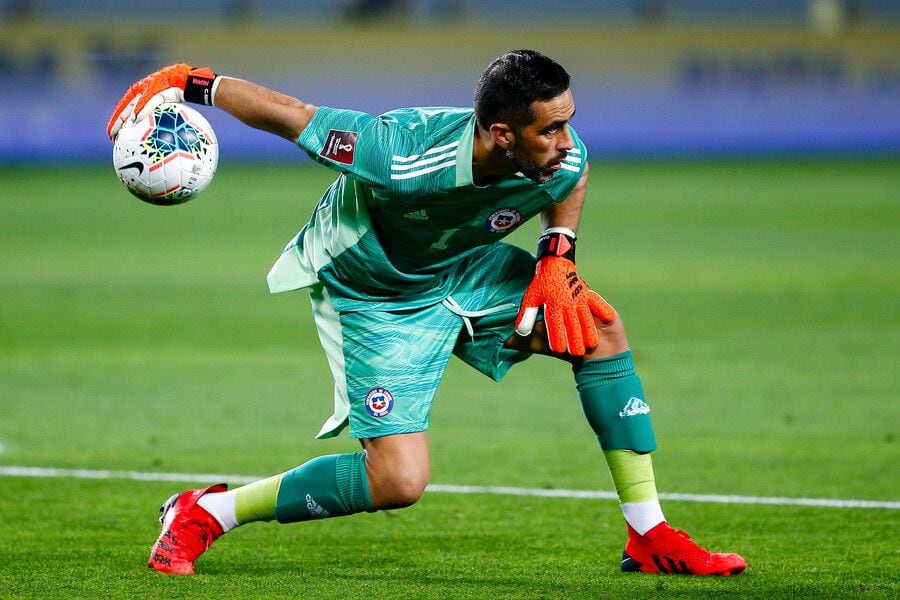 "El mejor portero que he visto en años": hinchas del Betis a los pies de Claudio Bravo