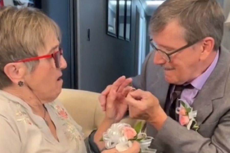 Llevan 45 años casados: él le pide matrimonio cada semana a su esposa con Alzheimer