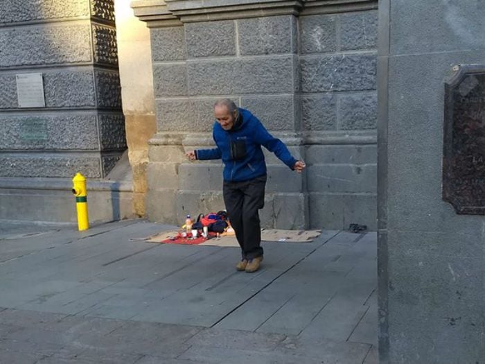 Ternura e impotencia por abuelito que se gana la vida saltando la cuerda