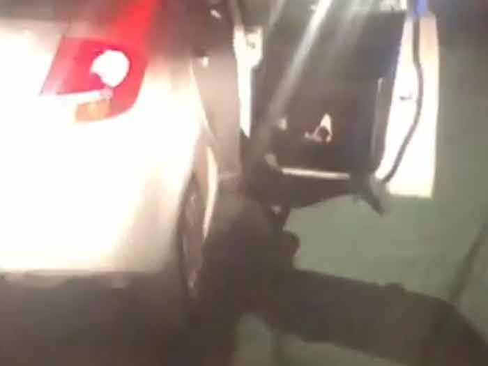 [Video] Funan a sujeto que llevaba a mujer con las piernas colgando fuera del auto