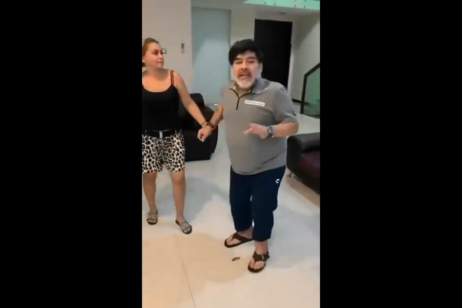 Filtran video de Maradona mostrando el trasero mientras baila en su cuarentena