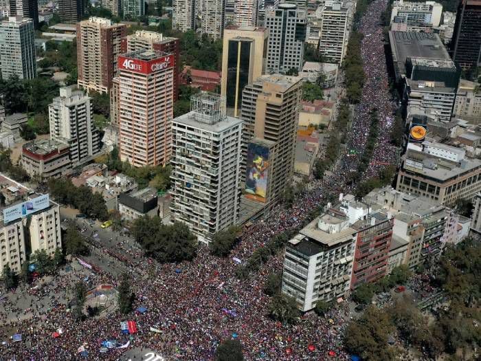 El polémico conteo de Carabineros sobre marcha del 8M que generó lluvia de comentarios