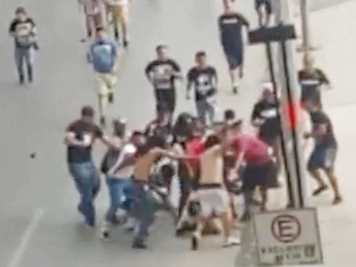 Un herido grave dejó brutal pelea entre hinchas mexicanos