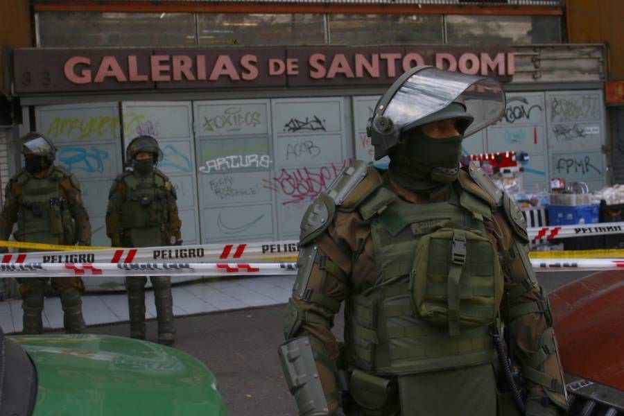 Asalto a joyería de Santiago terminó en balacera: un locatario herido