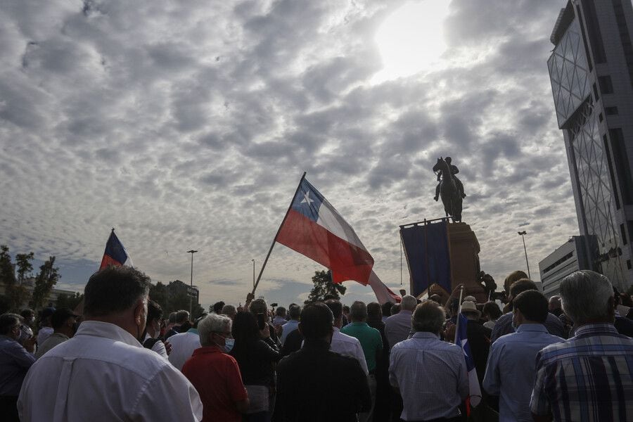 Militares retirados se reúnen en homenaje a estatua Baquedano ante inminente retiro