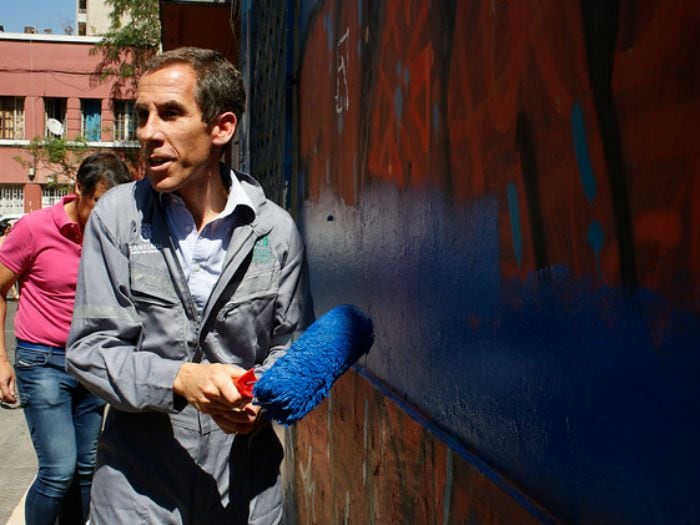 ¿Fin a los grafitis? Alcalde de Santiago lanzó campaña de aseo