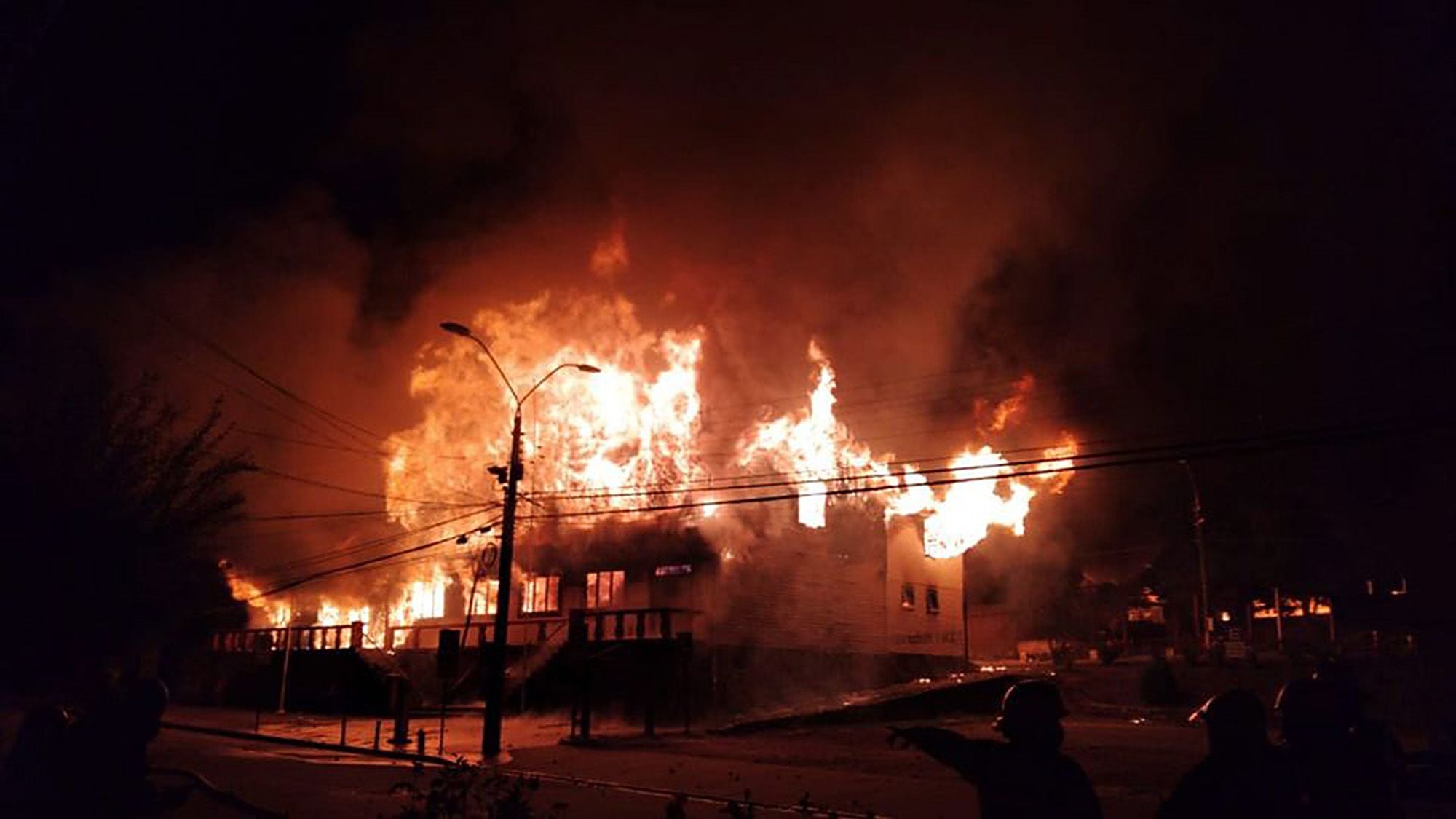 [VIDEO] Incendian Municipalidad de Panguipulli en medio de las manifestaciones