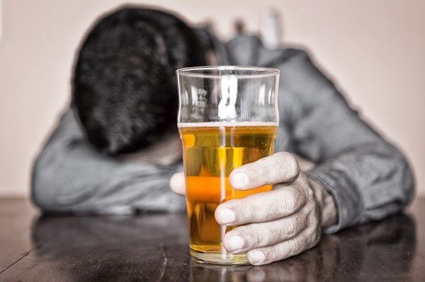 La sed pudo más: 16 hombres murieron por consumir alcohol casero