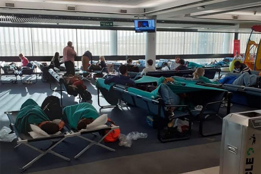 El drama de los argentinos varados hasta con guaguas en el aeropuerto