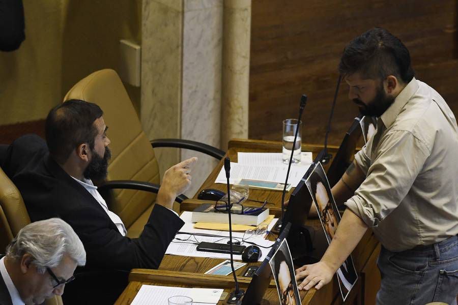 "Más seriedad": El llamado de atención de Boric a Hugo Gutiérrez por publicar teoría de la "plandemia"