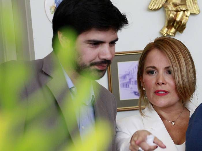 La íntima foto de Cathy Barriga y Joaquín Lavín tras accidente de diputado