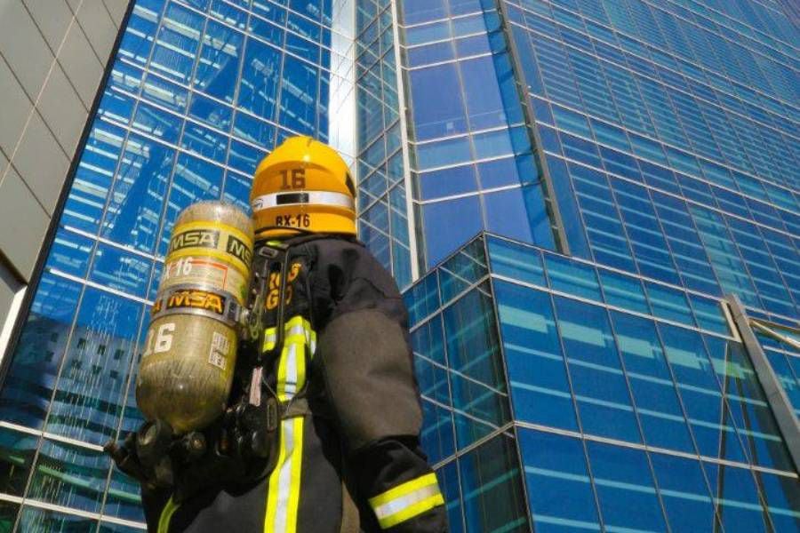 Regresa corrida del Cuerpo de Bomberos hacia la cima de la Torre Costanera