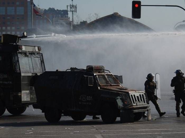 Carabineros niega uso de soda cáustica en el agua del carro lanzaaguas