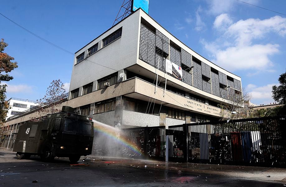 Instituto Nacional adelanta vacaciones por alumno quemado