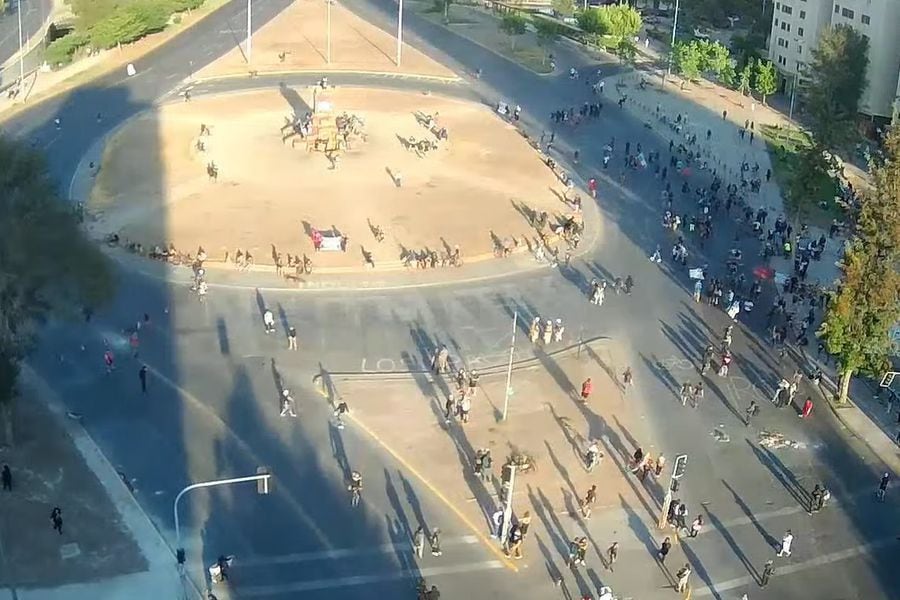 Activan desvíos de tránsito por manifestantes en Plaza Baquedano