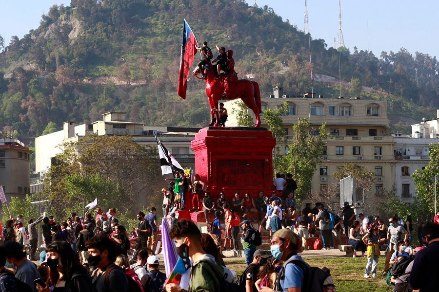 Manifestacion en Plaza Baquedano previo a la conmemoracion del 18 de Octubre