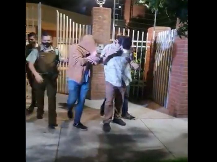 "¡Periodista muerto de hambre!": la agresiva reacción de detenidos en fiesta clandestina en Las Condes