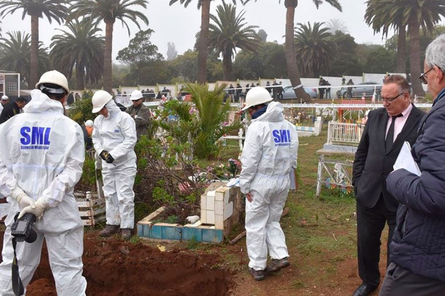 Indagan filtración de agua en ataúdes de cementerio