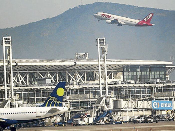 Explican por qué cuesta $570 millones cambiar el nombre del aeropuerto de Santiago