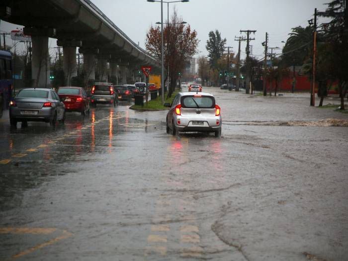 Temporal provoca inundaciones y accidentes en comunas de Santiago: también afecta a regiones