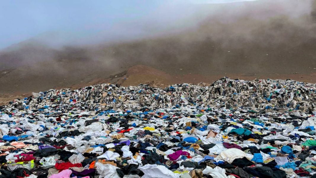 Una montaña de ropa en el norte de Chile: Atacama recibe toneladas de desechos textiles al año