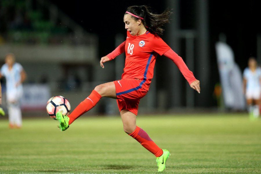 Camila Sáez de La Roja femenina sufrió dura lesión en la cancha: su equipo no contaba con personal médico