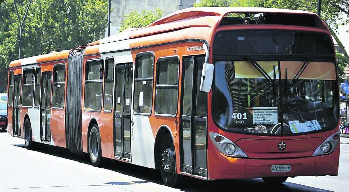 Chofer del Transantiago balea a inspector municipal tras cursarle un parte