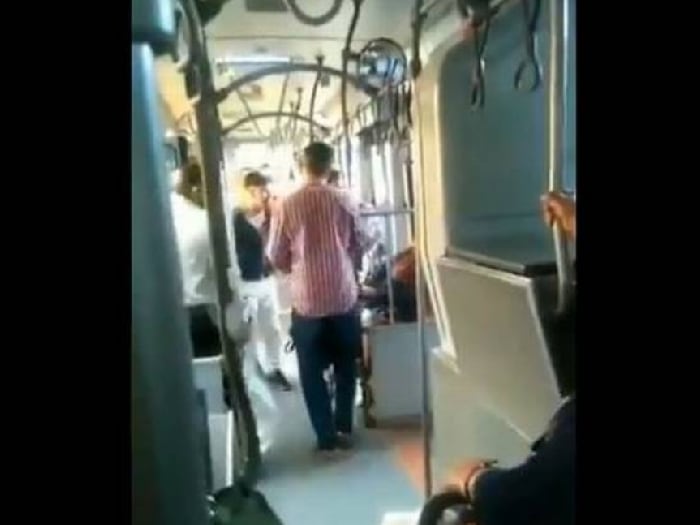 "No puede dormir": mamá de joven agredido en Transantiago revela duras secuelas