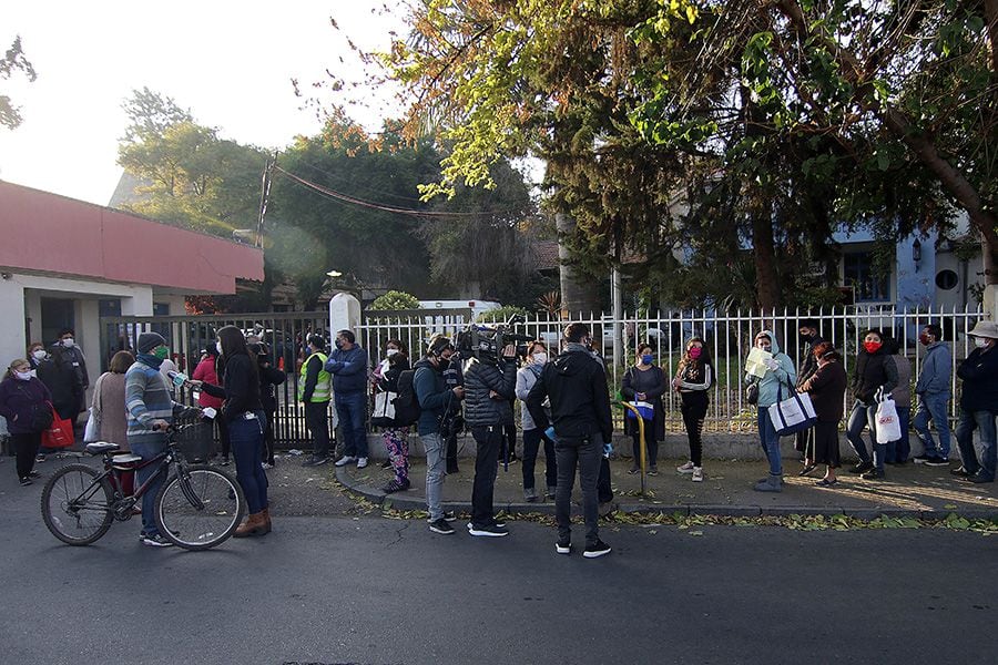 Largas filas para retirar medicamentos en el Hospital Felix Bulnes