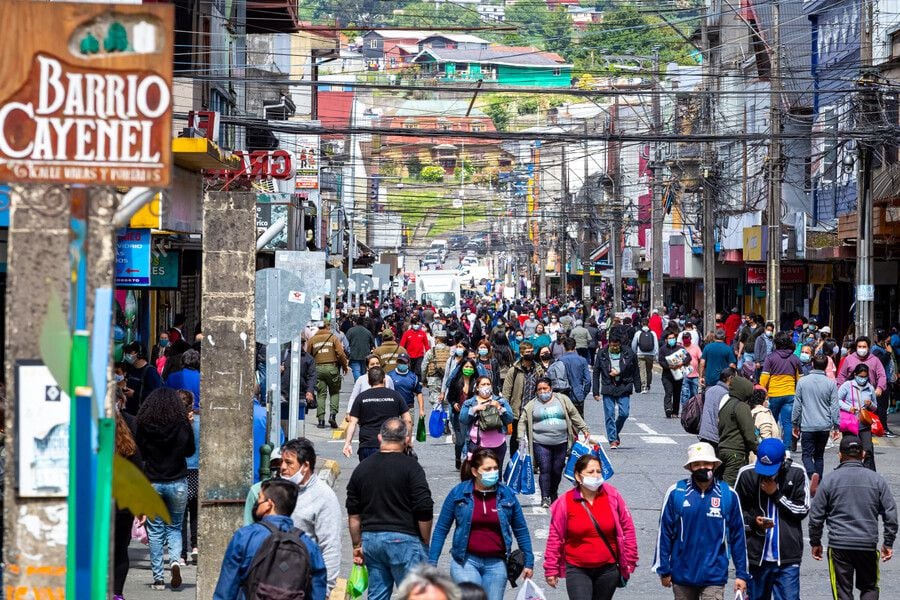 Sobre mil en Puerto Montt y Antofagasta: las 30 comunas con más casos activos