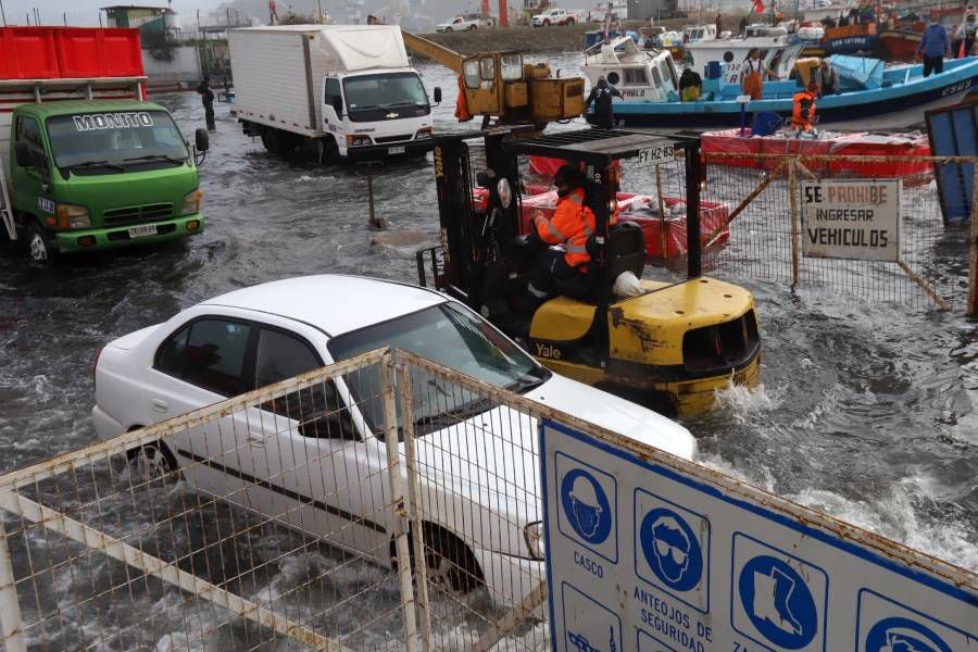 Autoridad hace llamado de "máxima precaución" por marejadas anormales: se registran daños