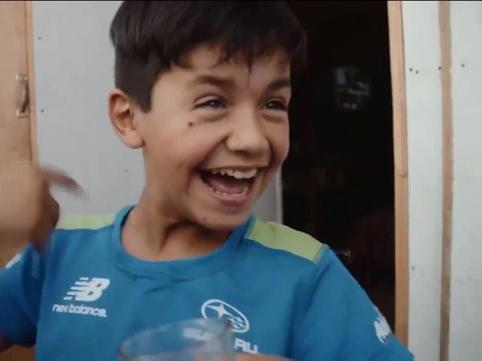 Alexis Sánchez sorpredió a pequeños actores que lo representarán en película