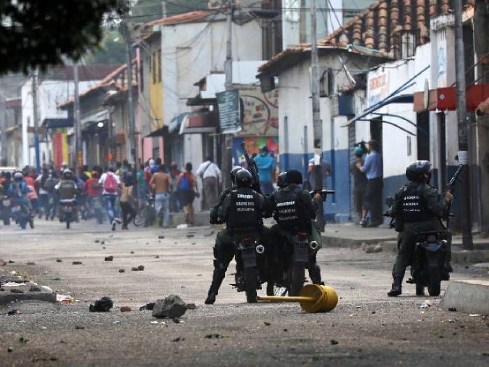 Caos total: militares venezolanos desertan tras cruzar la frontera hacia Colombia