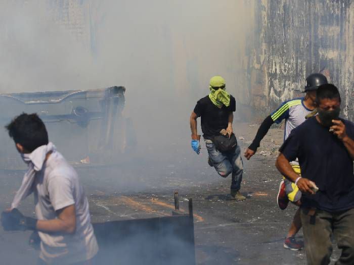 Tropas venezolanas lanzan gases lacrimógenos a personas que buscan pasar a Colombia